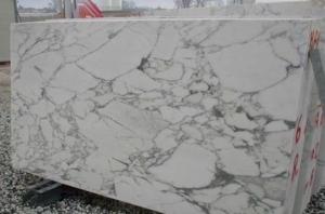 Bianco Carrara – Classic Italian marble with soft gray veins over a white background; timeless and versatile.