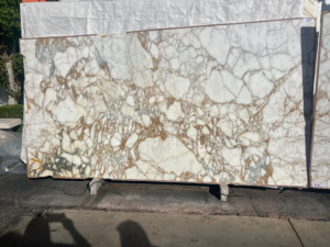 Calacatta Vagli Oro Antico – Luxurious marble with creamy background and rich golden veining; classic old-world charm.
