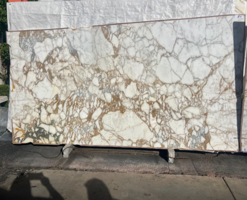 Calacatta Vagli Oro Antico – Luxurious marble with creamy background and rich golden veining; classic old-world charm.