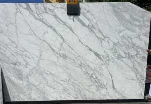 Calacatta Gold Honed – Honed marble featuring warm gold and soft gray veining; understated, modern luxury.