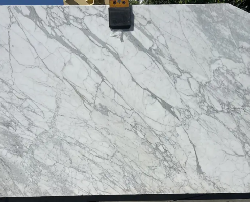 Calacatta Gold Honed – Honed marble featuring warm gold and soft gray veining; understated, modern luxury.