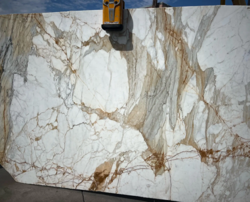 Calacatta Macchia Vecchia – Exquisite Italian marble with golden and gray veining that creates a painterly effect.