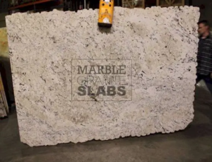 Delicatus Creme Granite Slab – cream granite with brown and black accents